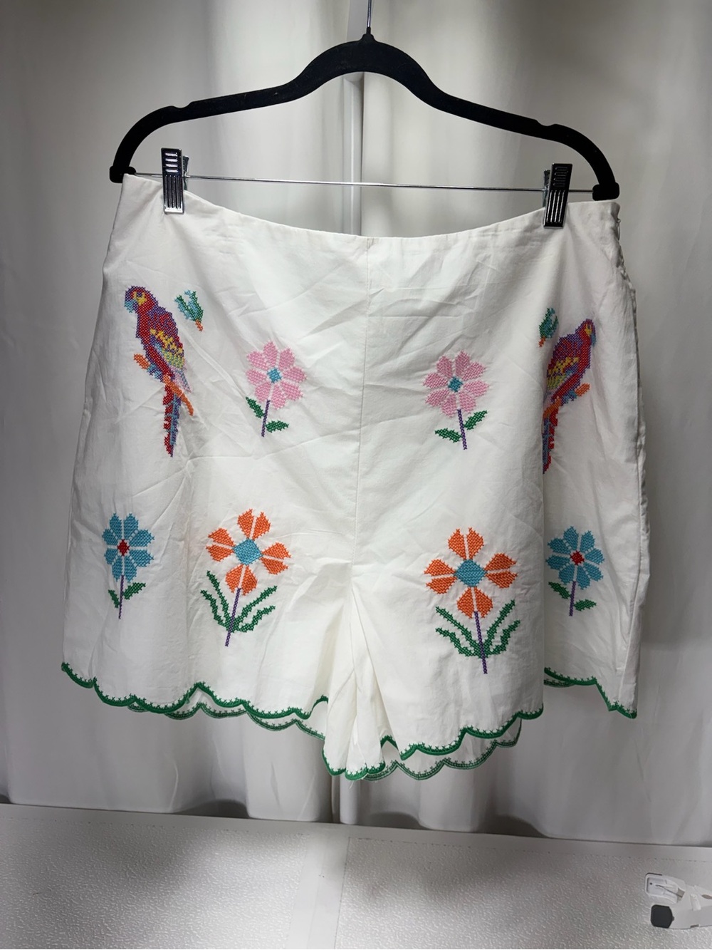 White Embroidered Floral & Parrot Scallop-Hem Skort 4496